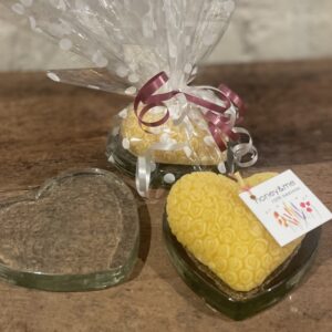 Besswax heart candle with glass plate